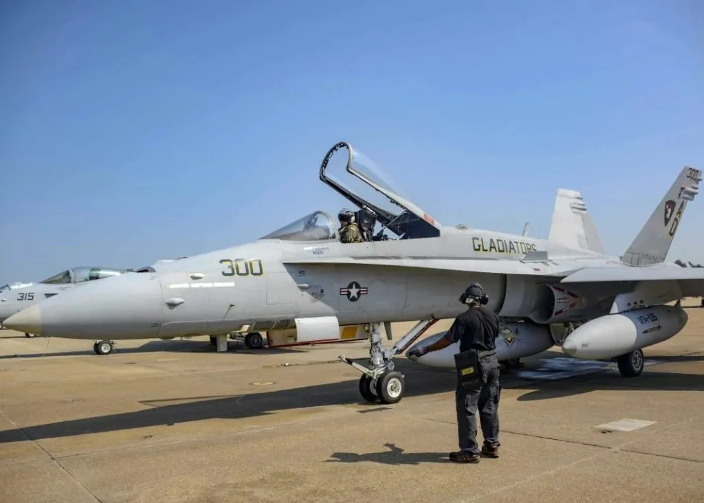 अमेरिकेचे एफ-18 लाल समुद्रात कोसळले US F-18 crashes into Red Sea