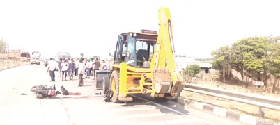 महामार्गावर जीव धोक्यात घालून धावताहेत वाहने Vehicles are running on the national highway, risking lives