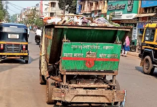 Garbage van drivers discard municipal rules