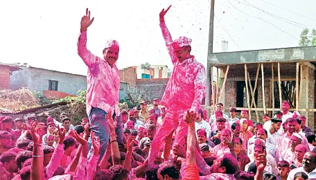 मंत्री शंभूराज देसाईंनी ग्रामदेवीच्या यात्रेत धरला ठेका Minister Shambhuraj Desai joined the rhythm during the Gramdevi Yatra
