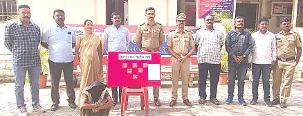 सराफाला लुटणारी महिला जेरबंद Woman who robbed jeweller arrested