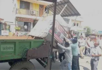 कडेगावात अतिक्रमण निर्मूलन मोहीम तीव्र Encroachment Removal Drive Intensifies in Kadegaon