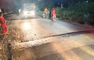 आमणापूर मार्गावरील गतीरोधकामुळे अपघात "Accident due to speed breaker on Amanapur road