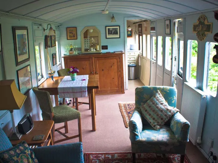 रेल्वेच्या जुन्या डब्याचे आकर्षक घरात रुपांतर Old train carriage transformed into attractive home