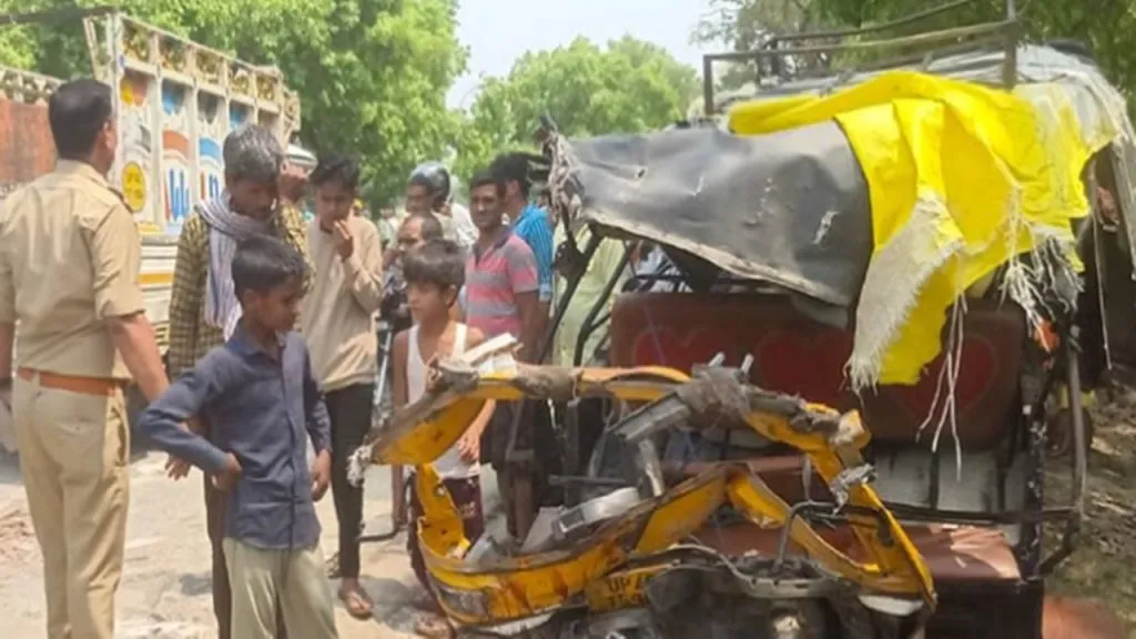 Bus hits auto in Bahraich, 6 killed