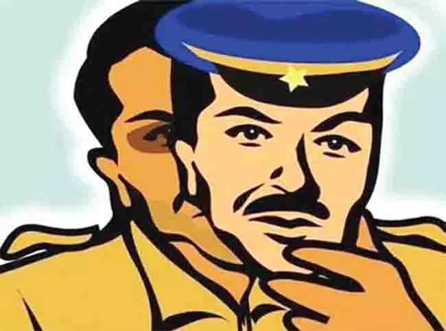 "Posing as Cops, Jewelry Looted in Broad Daylight