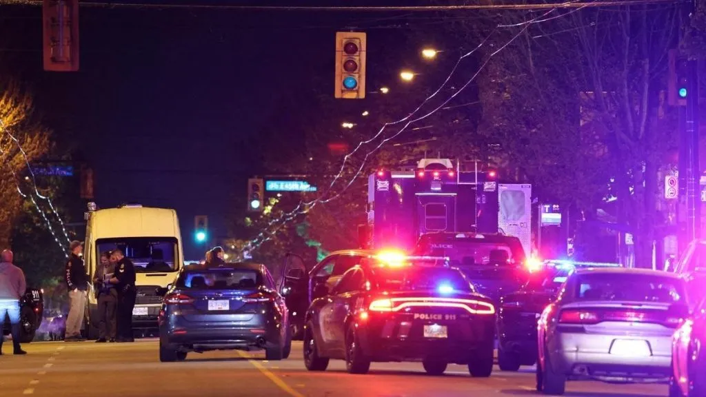 गर्दीत कार घुसवून नऊ जणांची हत्या Nine people killed after car rams into crowd