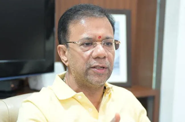 ‘एसी’त बसून खुर्च्या ‘तापविणारे’ नकोत! We don't want 'heating' chairs while sitting in 'AC'!