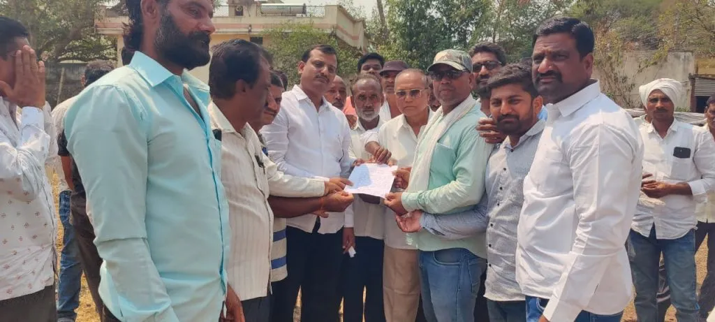 मुरूम येथील शेतकरी महावितरण कार्यालयावर धडकले Farmers from Murum crashed into the Mahavitaran office