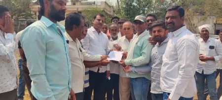 Farmers from Murum crashed into the Mahavitaran office