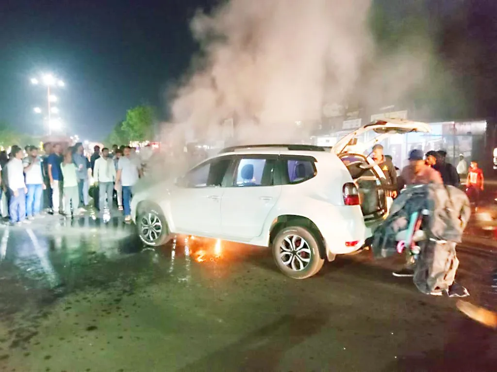 Car catches fire on Khanapur Road in Piranwadi, causing panic
