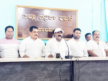 पैसे घेतलेल्या नेत्यांची नावे पालकमंत्र्यांनी उघड करावीत The guardian minister should reveal the names of the leaders who took money.