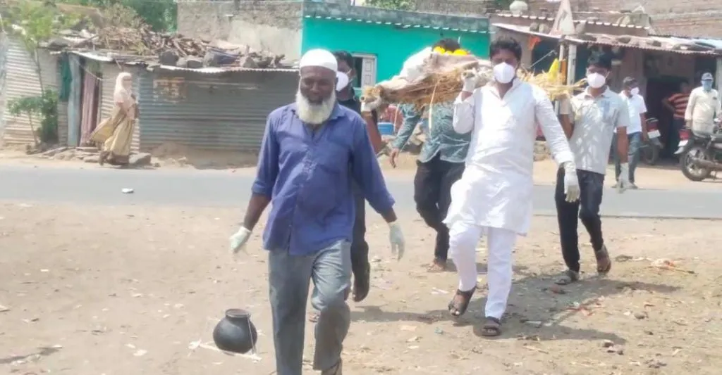 ७५ वर्षाच्या बेवारस वृद्धाच्या मृतदेहावर मुस्लिम तरुणांकडून अंत्यसंस्कार The last rites of a 75-year-old unclaimed elderly man were performed by Muslim youth