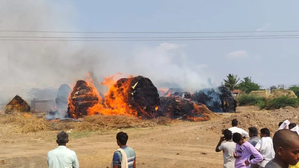 More than 20 haystacks caught fire in Daudwad
