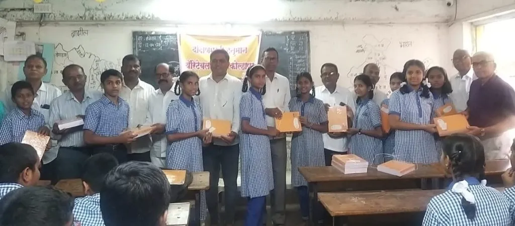 Notebook distribution to students by Dakshinmukhi Hanuman Charitable Trust