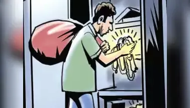 Five and a half lakhs worth of property was looted by breaking into a clinic at Camp