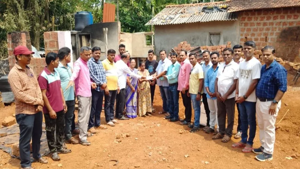 साटेली – भेडशीच्या संकटग्रस्त भगिनाला प्राथमिक शिक्षकांकडून आर्थिक मदत