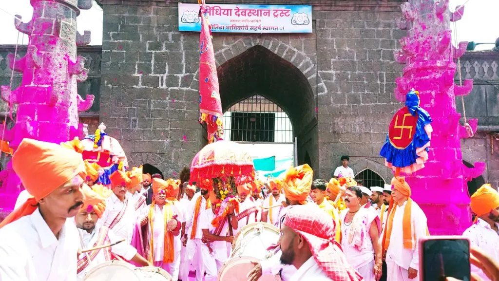 The prestigious Sasanakathi of Chavat Gali and Narvekar Gali has entered the mountains.