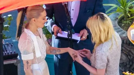 क्रिस्टन स्टीवर्टचा प्रेयसीसोबत विवाह Kristen Stewart marries her boyfriend