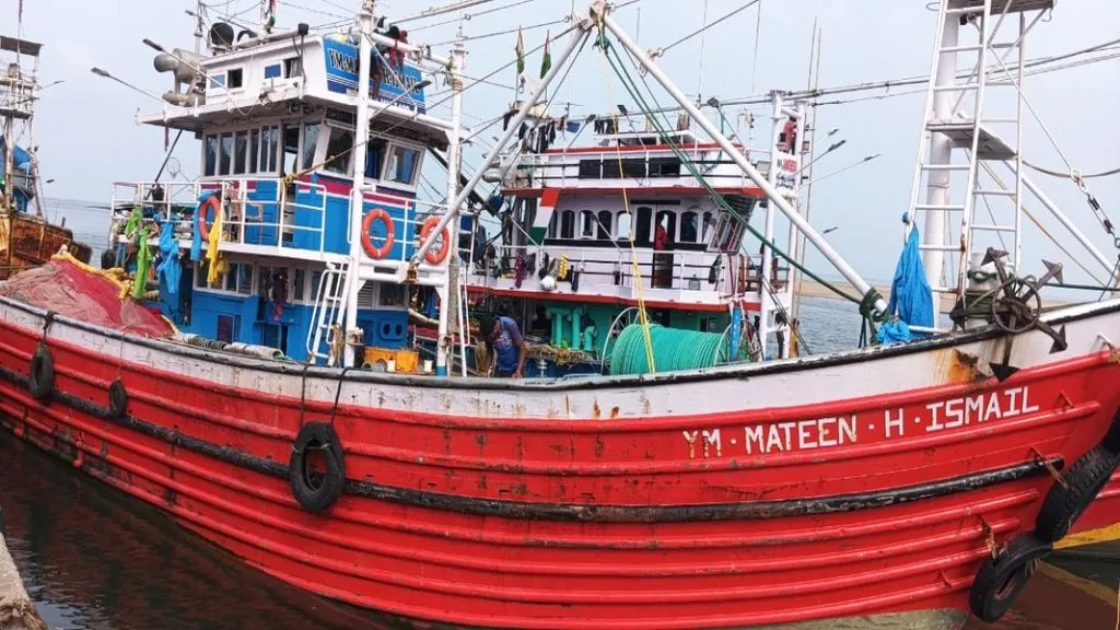 मालवणात रत्नागिरीतील दोन एल.ई.डी.नौकांवर कारवाई