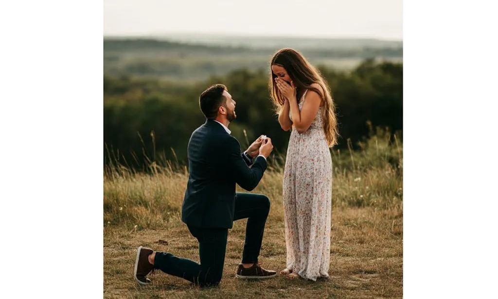 गुडघ्यावर बसूनच का करतात प्रपोज? Why do they propose on their knees?