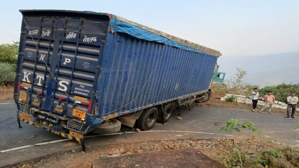 तिलारी घाटात मालवाहू कंटेनर अडकला