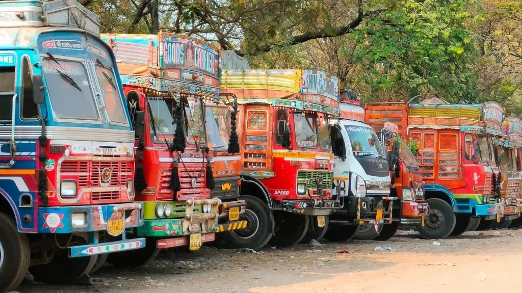 ट्रकमालक संघटनेचा आज मध्यरात्रीपासून बेमुदत संप Truck Owners Association indefinite strike from midnight today