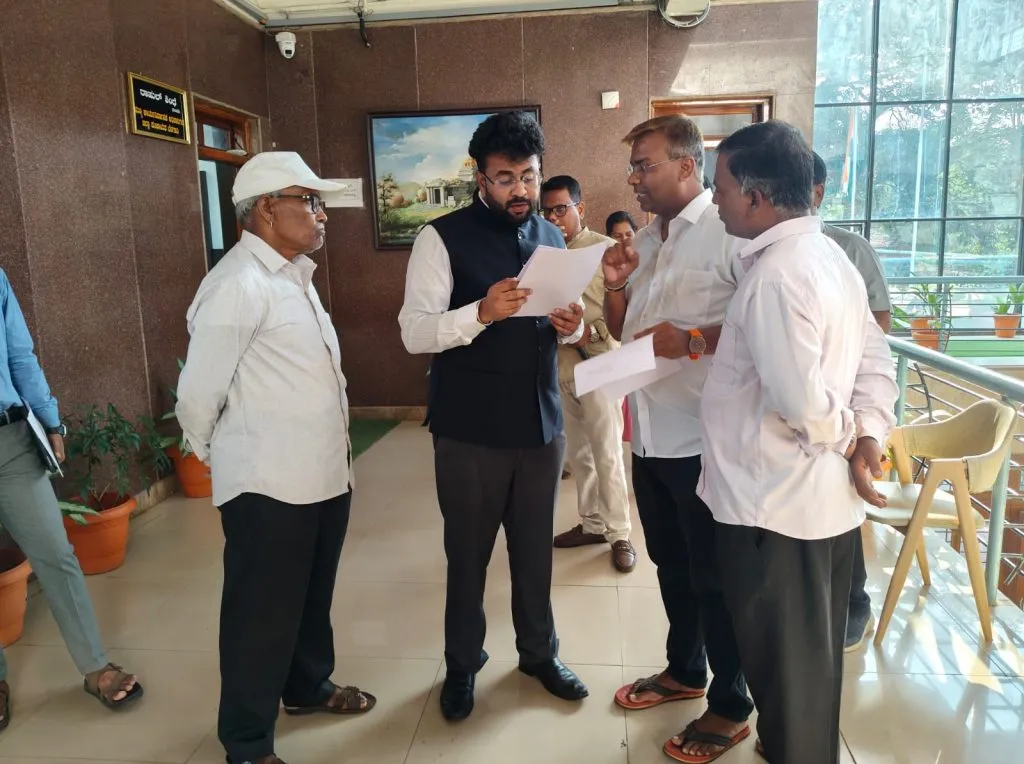 कौलापूरवाडाच्या पोल्ट्री फार्मला प्रमाणपत्र देणाऱ्या आरोग्य अधिकाऱ्यावर कारवाईची मागणी Demand for action against the health officer who gave a certificate to the poultry farm in Kaulapurwada