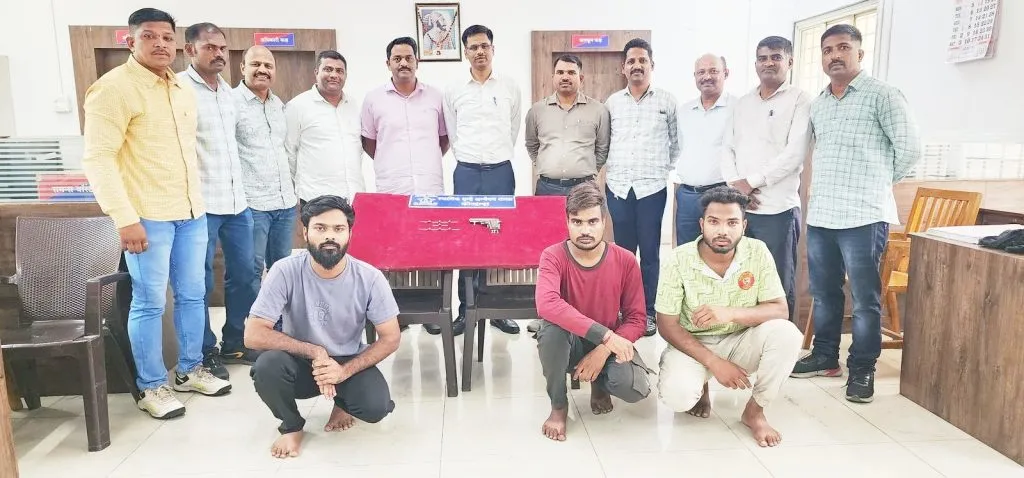 Three arrested for buying a pistol from a gangster