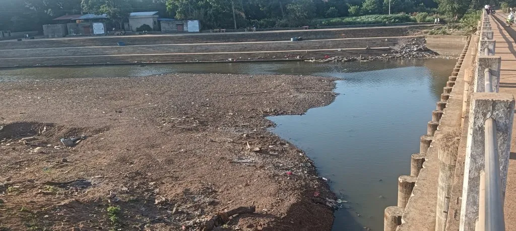 खानापूर तालुक्यातील नदी-नाल्यांनी गाठला तळ Rivers and drains in Khanapur taluka have reached their bottom