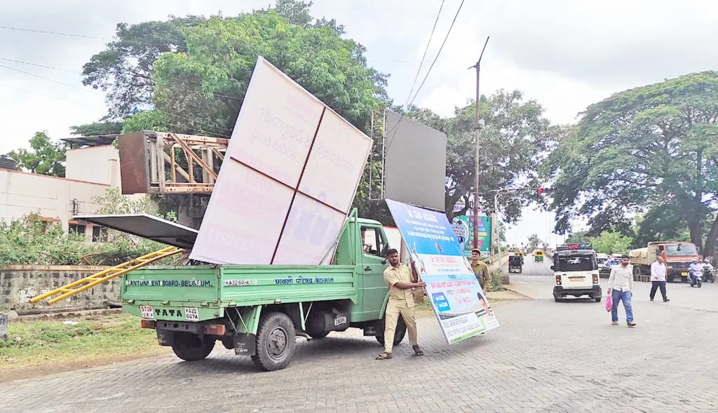 कॅन्टोन्मेंट हद्दीतील अनधिकृत फलकांवर कारवाई Action taken against unauthorized hoardings in cantonment areas