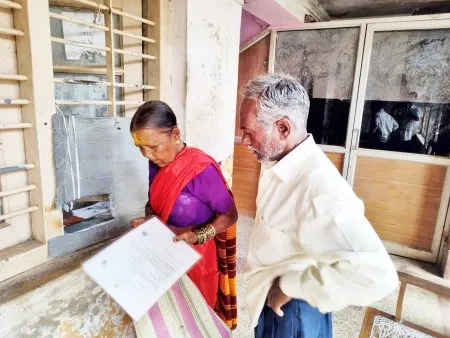 वयोवृद्ध पेन्शनधारकांची फरफट थांबणार कधी? When will the plight of elderly pensioners stop?