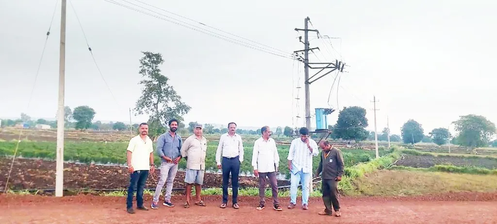 हेस्कॉम अधिकाऱ्यांकडून शेतकऱ्यांच्या तक्रारींची दखल HESCOM officials take note of farmers' complaints