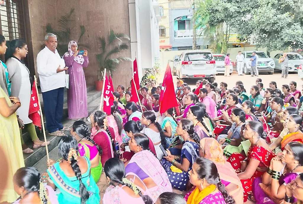 ग्रामपंचायत कार्यक्षेत्रातील स्वच्छता कर्मचाऱ्यांच्या समस्या मार्गी लावा Resolve the problems of sanitation workers in the Gram Panchayat