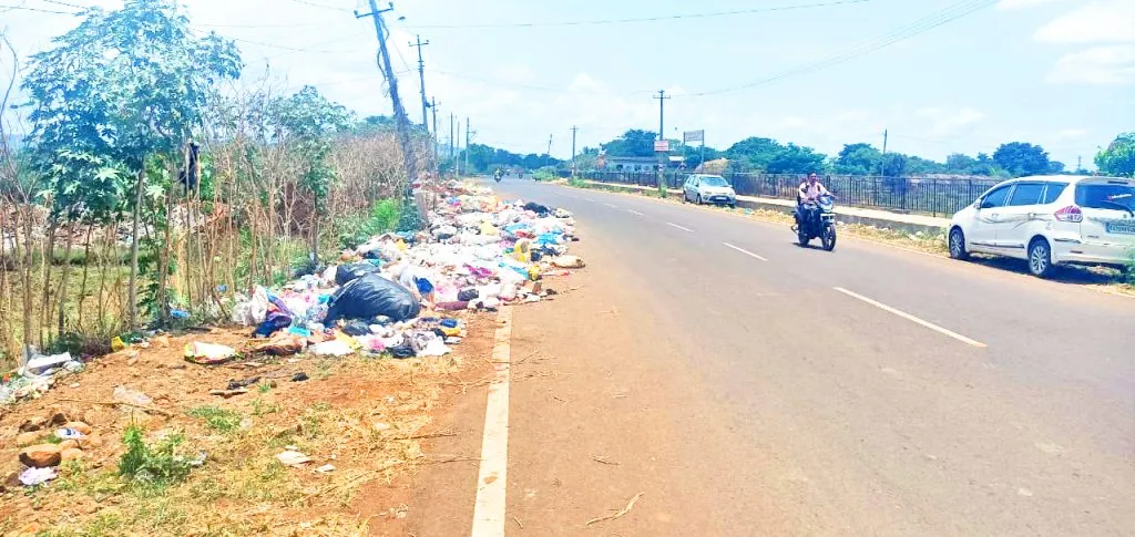The appearance of a cesspool due to garbage on Yellur Road
