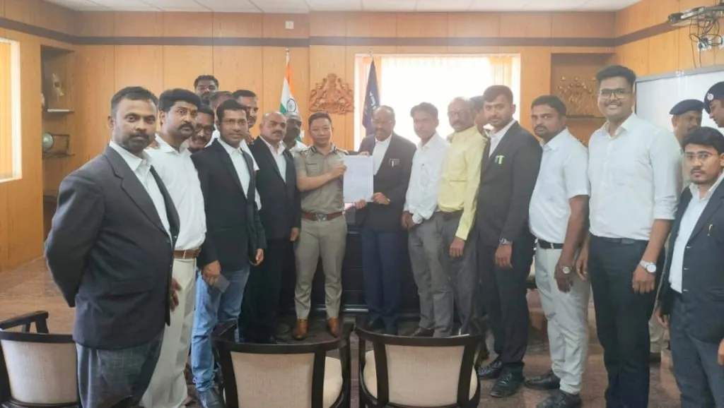 Constable suspended for misbehaving with lawyers