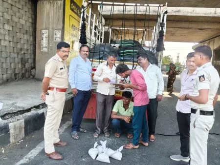 रेशन तांदूळ विक्रीप्रकरणी तिघांना अटक Three arrested for selling ration rice