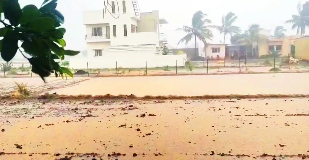 तालुक्याच्या पूर्व भागाला जोरदार पावसाने झोडपले Heavy rains lashed the eastern part of the taluka