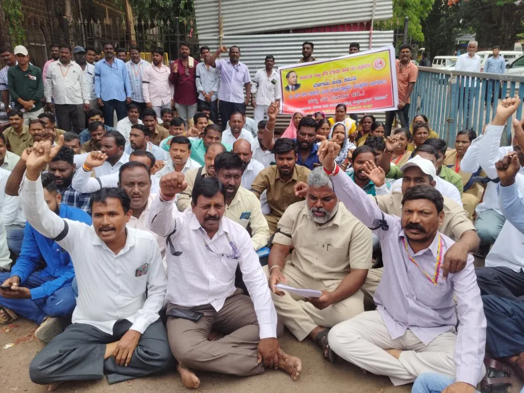 मनपा-स्थानिक स्वराज्य संस्था कर्मचाऱ्यांचा मागण्यांच्या पूर्ततेसाठी संपाचा इशारा Municipal Corporation and Local Self Government employees warn of strike to fulfill demands