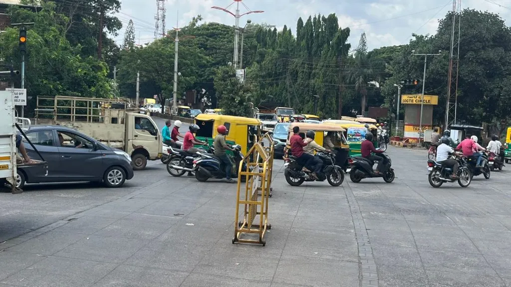 Barricades at Gogate Circle add to traffic congestion