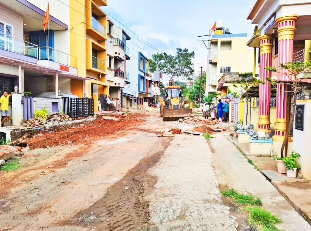 येळ्ळूर ग्रामपंचायतीने बेकायदेशीर अतिक्रमण हटवून रस्ता केला मोकळा Yellur Gram Panchayat cleared the road by removing illegal encroachments