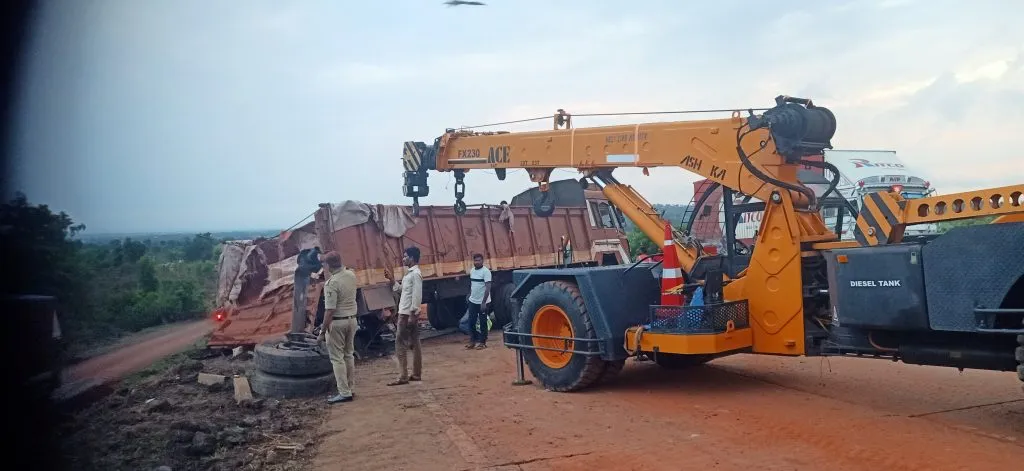 Chain accident near Hirebagewadi; five vehicles damaged; one injured