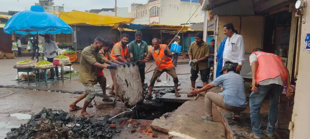 Municipal Corporation cleans drains in Onion Market