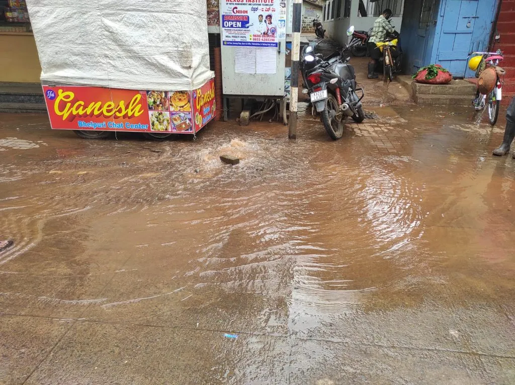 Valve bursts in Nath Pai Circle, hundreds of liters of water wasted