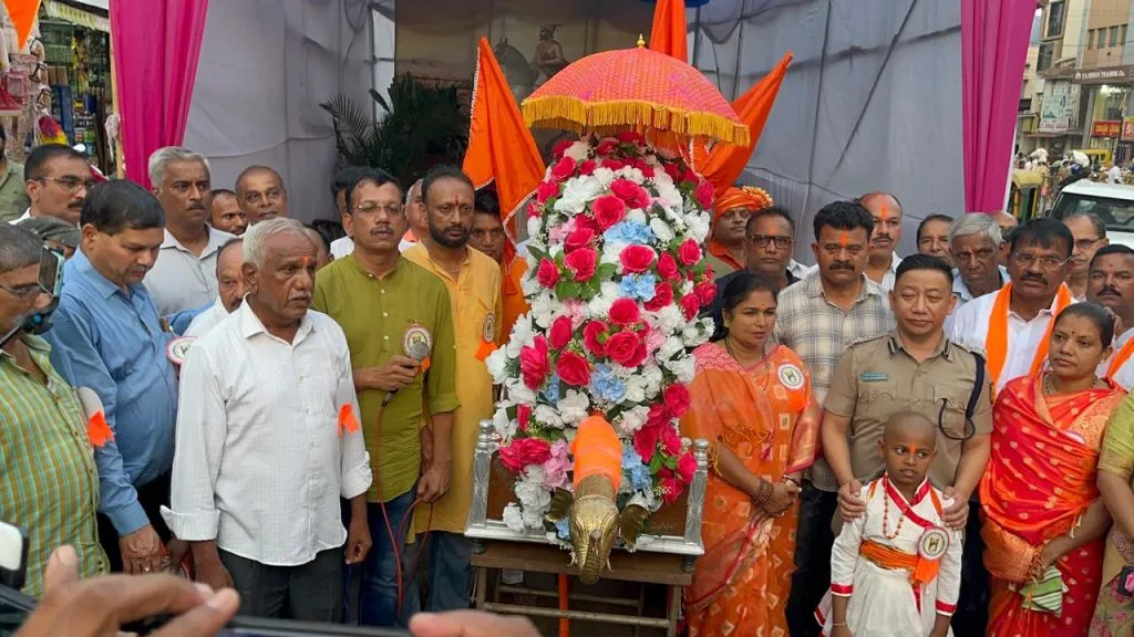 The procession of the Chitrarath begins with the music of the Sanai and Chaughadiya.