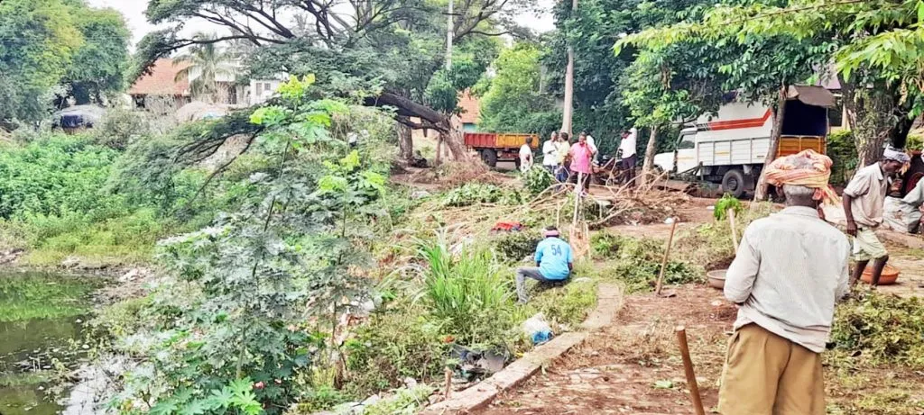 धामणे ग्रा. पं.तर्फे तलावाच्या भोवतालच्या साफसफाईला सुरुवात Dhamane Gram Panchayat starts cleaning around the lake