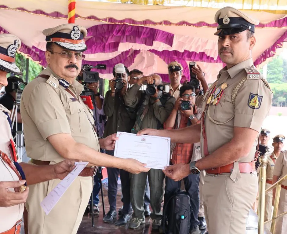 City CEN Inspector B.R. Gaddekar awarded medal