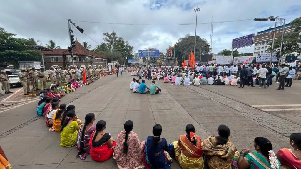 धर्मग्रंथ जाळल्याप्रकरणी हिंदू तरुण लक्ष्य! Hindu youth targeted in burning of religious scriptures!