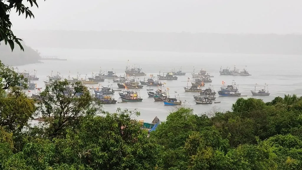 पावसामुळे पर्यटन, मासेमारी हंगाम बुडाला Tourism and fishing seasons ruined due to rain