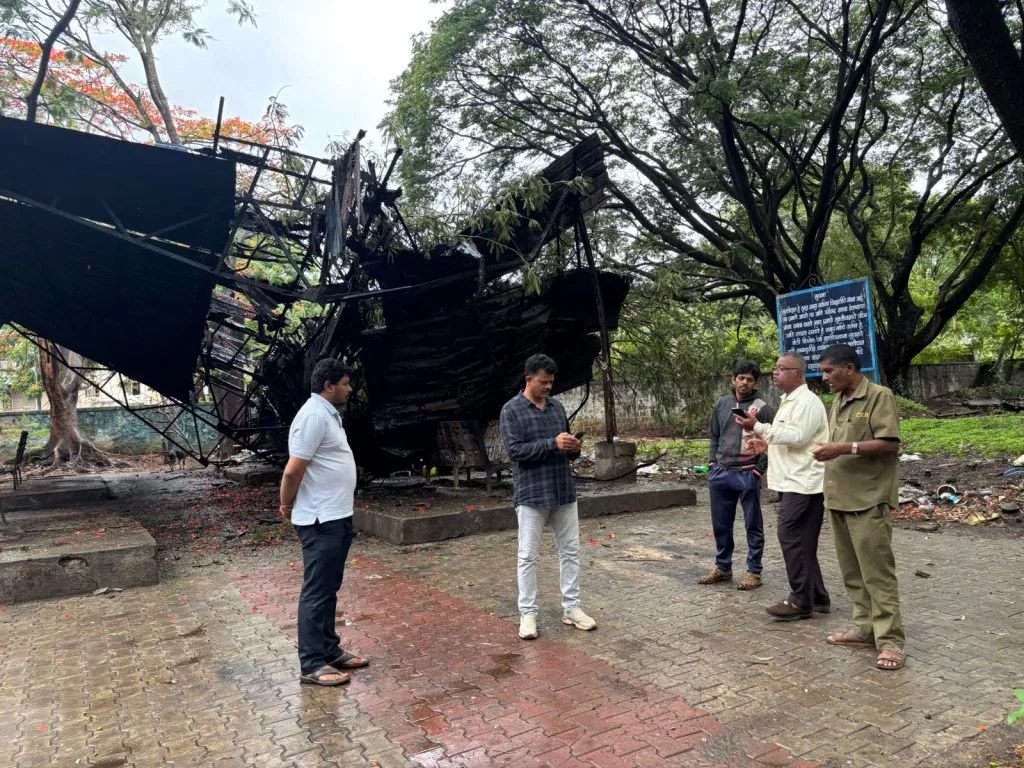 A shed tree in Shahapur cemetery collapsed, causing landslides